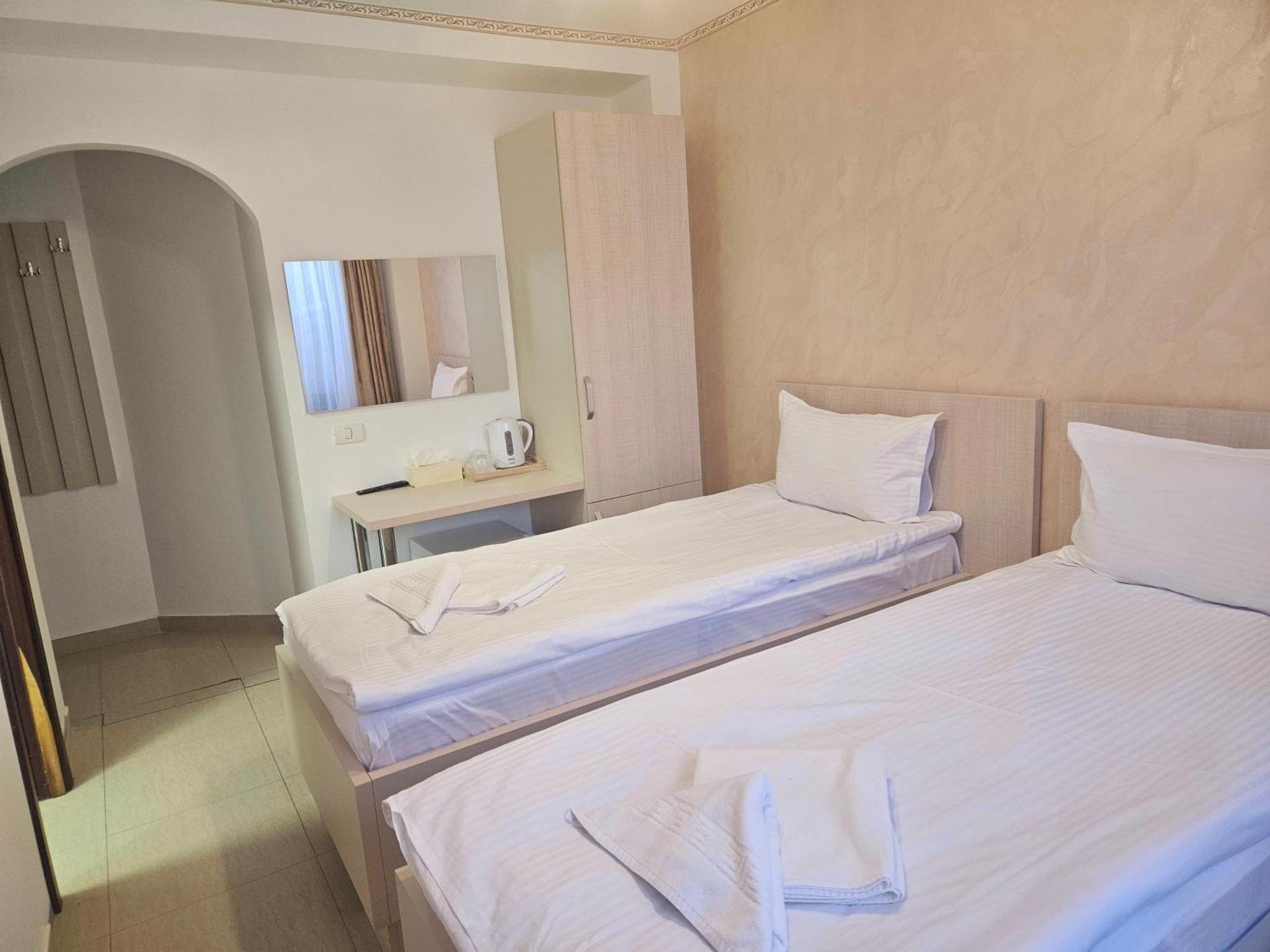 Hotel Marina 2 Bukares Bagian luar foto